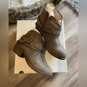 So Brand boots. Short zippered. Stone colored Size 6